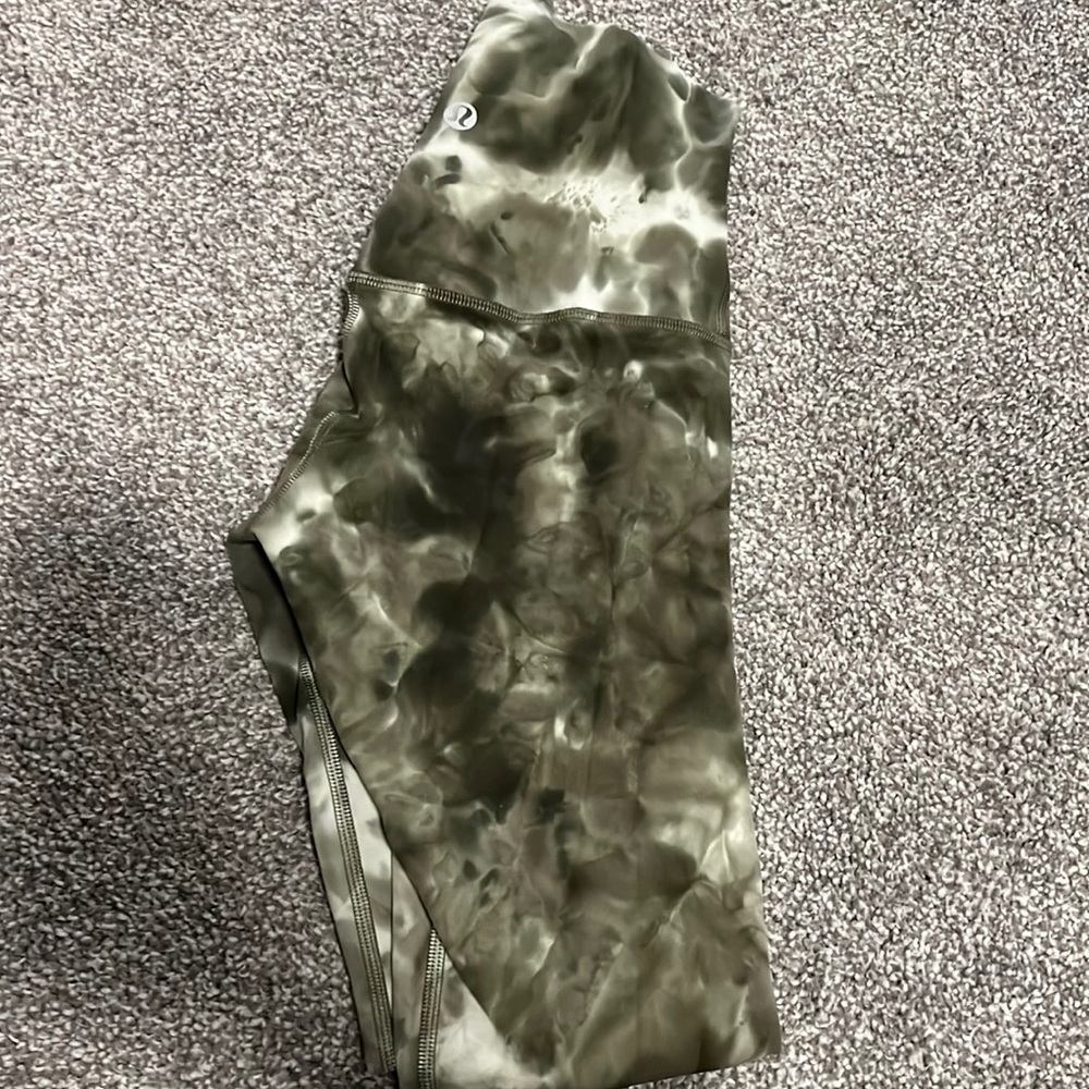 Lululemon Diamond Dye Light Sage Medium Olive Align 25 inch, size 0